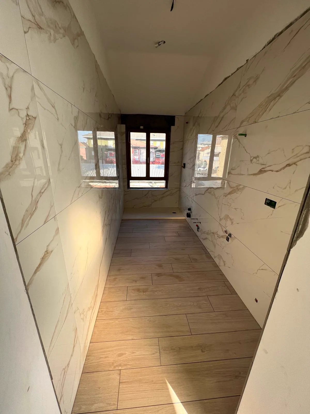 Ambiente finito con parquet e luce naturale