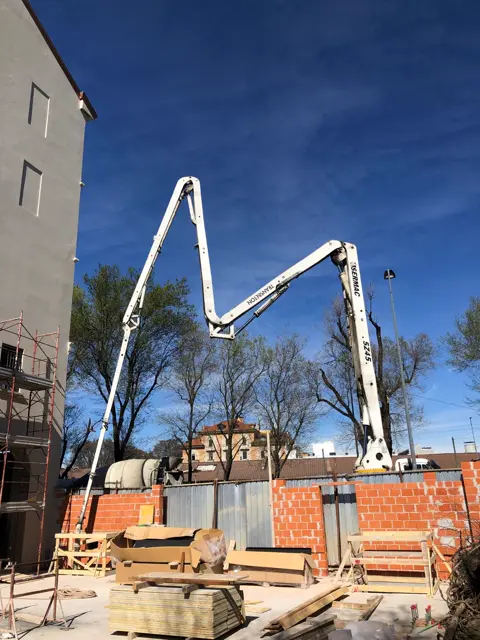 Pompa per calcestruzzo in azione sotto il cielo di Milano