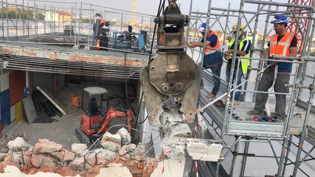 Pinza idraulica durante una demolizione selettiva