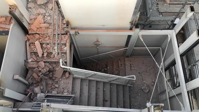 Fase di demolizione in un cantiere C.D.S.
