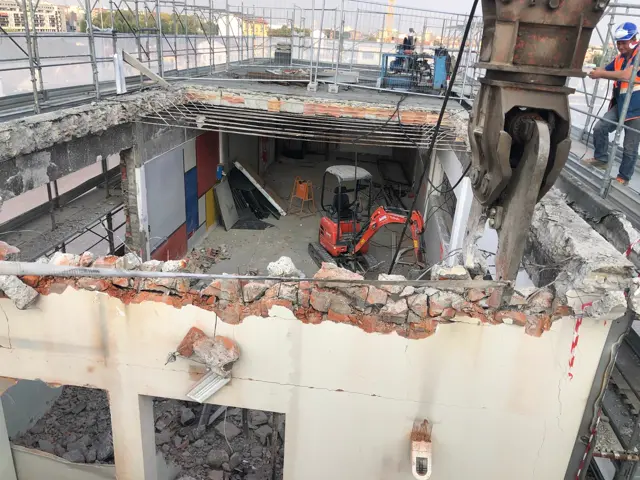 Fase di demolizione in un cantiere C.D.S.