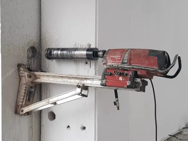 Perforazione con carotatrice in un cantiere C.D.S.
