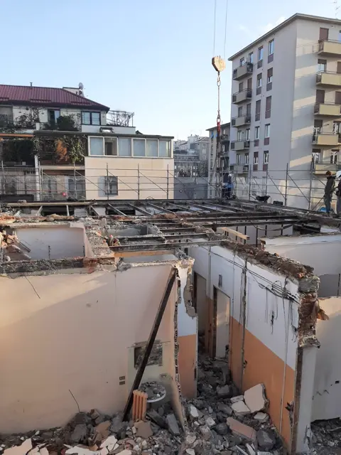 Solaio in lavorazione con vista sui tetti di Milano