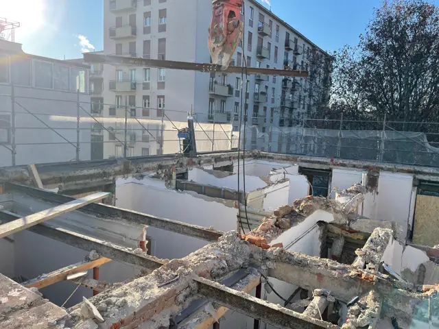 Solaio in lavorazione con vista sui tetti di Milano