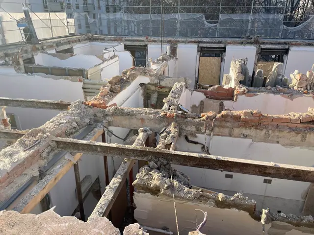 Fase di demolizione in un cantiere C.D.S.