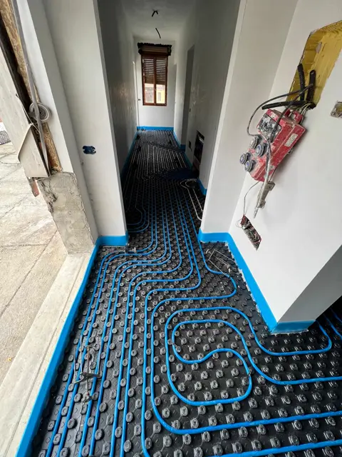 Massetto con riscaldamento a pavimento appena posato