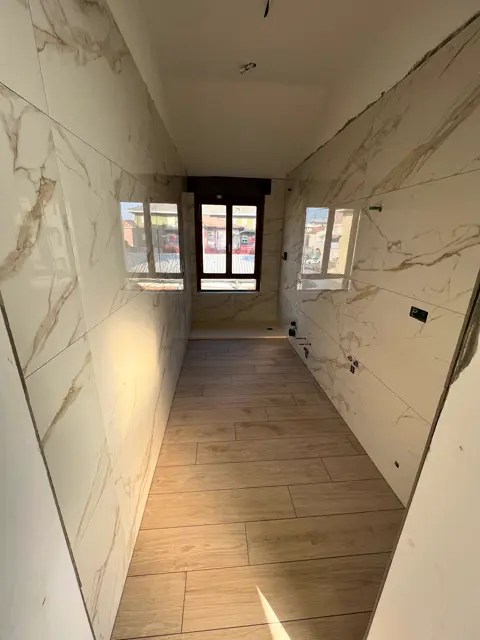 Ambiente finito con parquet e luce naturale