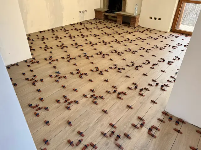 Posa del parquet con distanziatori