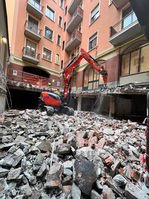 Fase di demolizione in un cantiere C.D.S.