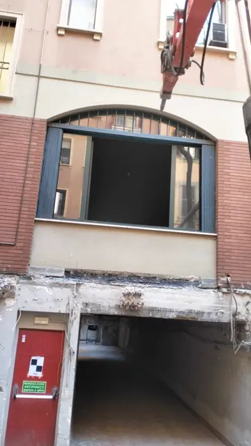 Facciata ristrutturata in un cantiere C.D.S.