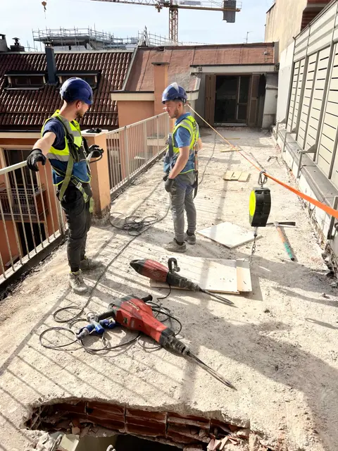 Operatori C.D.S. in cantiere con demolitori