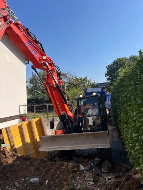 Mezzi del parco macchine C.D.S. in cantiere