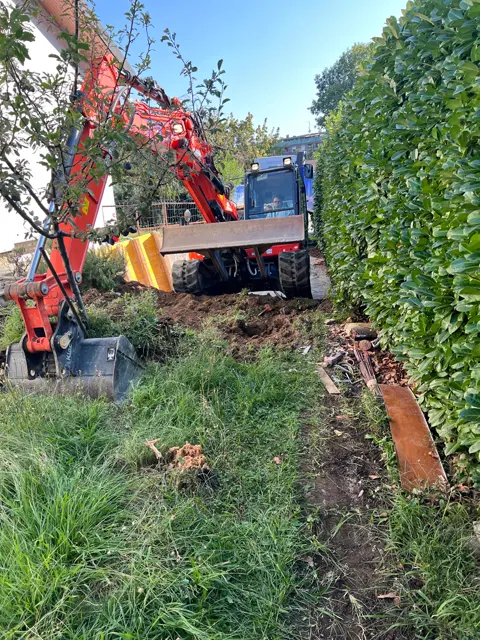 Mezzi del parco macchine C.D.S. in cantiere