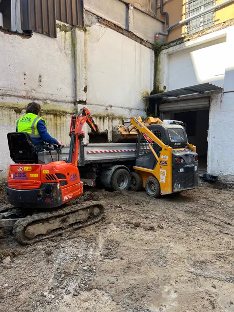 Mezzi del parco macchine C.D.S. in cantiere