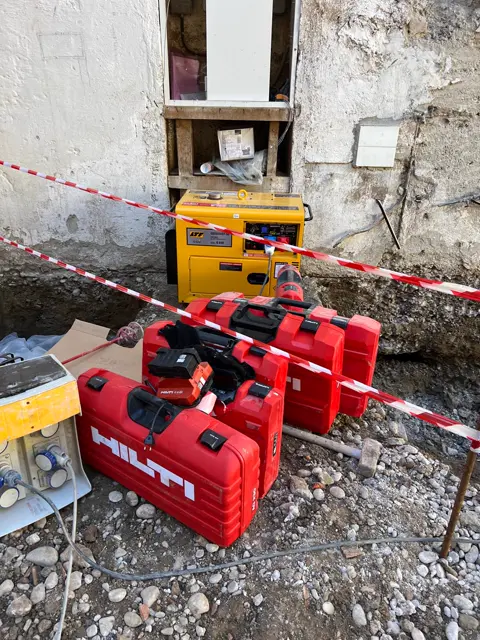 Mezzi del parco macchine C.D.S. in cantiere