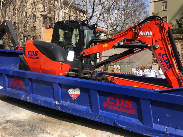 Mezzi del parco macchine C.D.S. in cantiere
