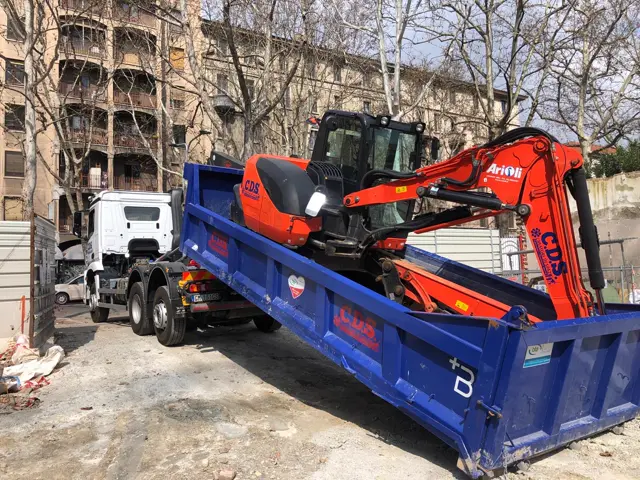 Mezzi del parco macchine C.D.S. in cantiere