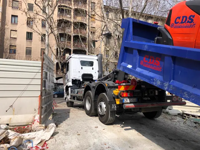 Mezzi del parco macchine C.D.S. in cantiere