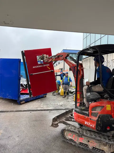 Mezzi del parco macchine C.D.S. in cantiere