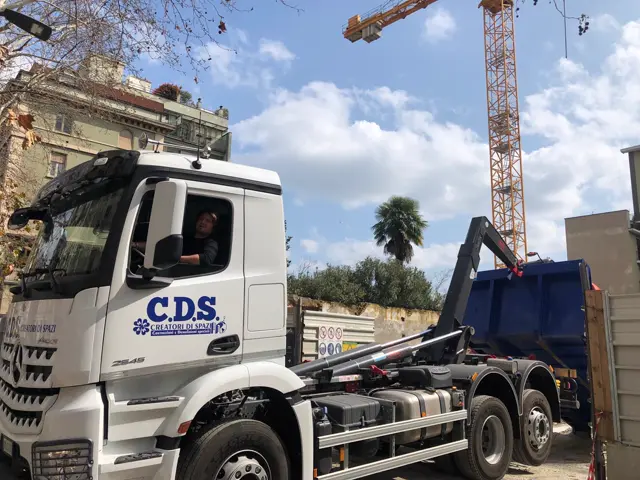 Mezzi del parco macchine C.D.S. in cantiere