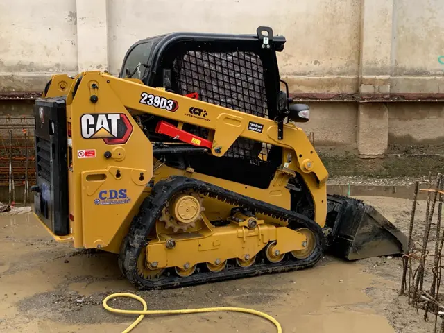 Mezzi del parco macchine C.D.S. in cantiere