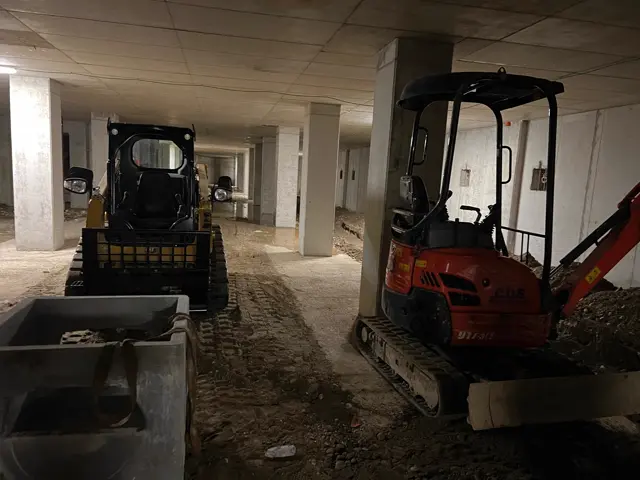 Mezzi del parco macchine C.D.S. in cantiere