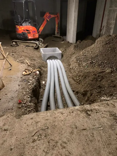 Posa di tubazioni e sottoservizi in trincea