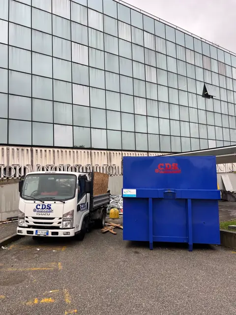 Mezzi del parco macchine C.D.S. in cantiere