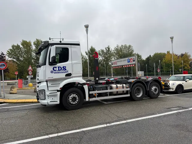 Mezzi del parco macchine C.D.S. in cantiere