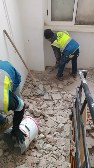 Demolizione del massetto con martello pneumatico