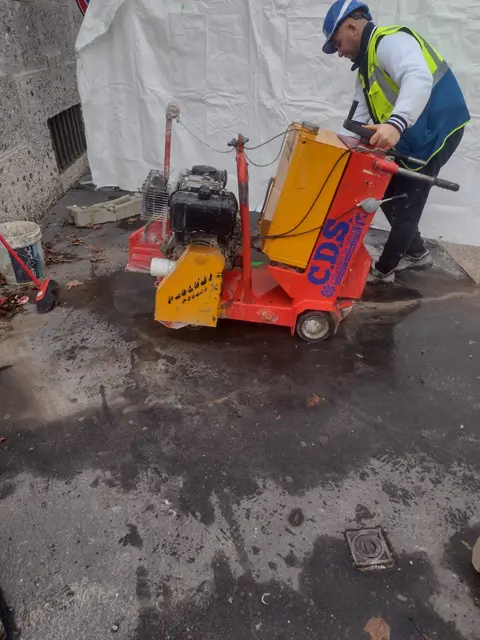 Taglio a disco in un cantiere C.D.S.