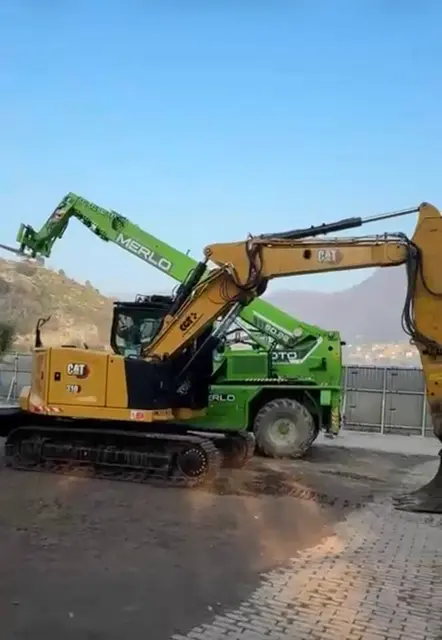 Mezzi del parco macchine C.D.S. in cantiere