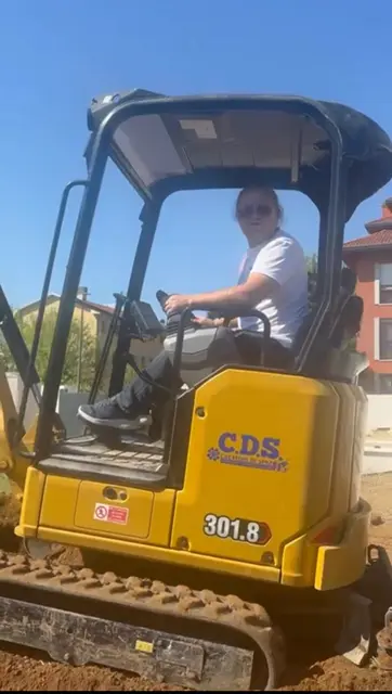 Mezzi del parco macchine C.D.S. in cantiere