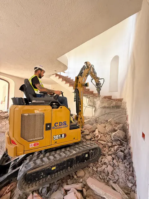 Demolizione interna con miniescavatore in una villa