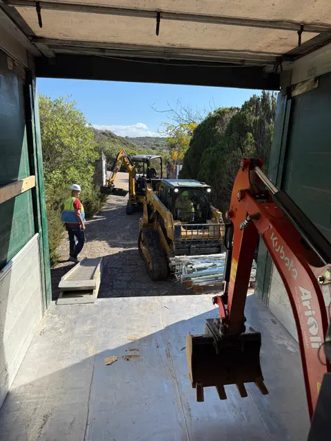 Mezzi del parco macchine C.D.S. in cantiere