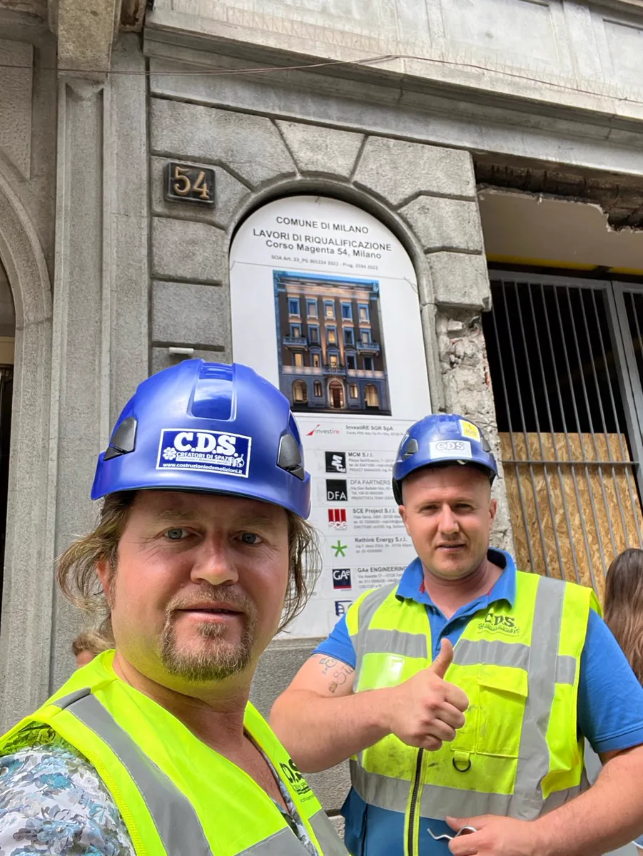 Davanti al cartello del cantiere di Corso Magenta a Milano