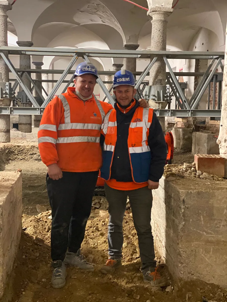 Due della squadra nel cantiere delle strutture metalliche