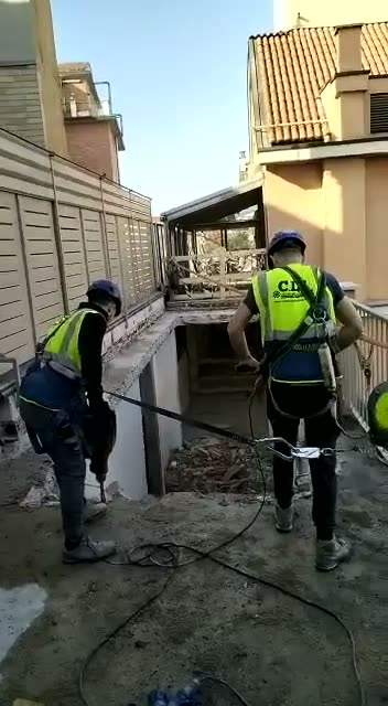 Demolizione con martelli pneumatici su un terrazzo