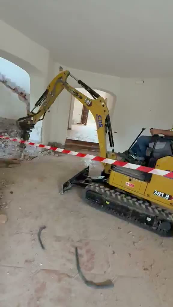 Camminata nel cantiere della villa in demolizione