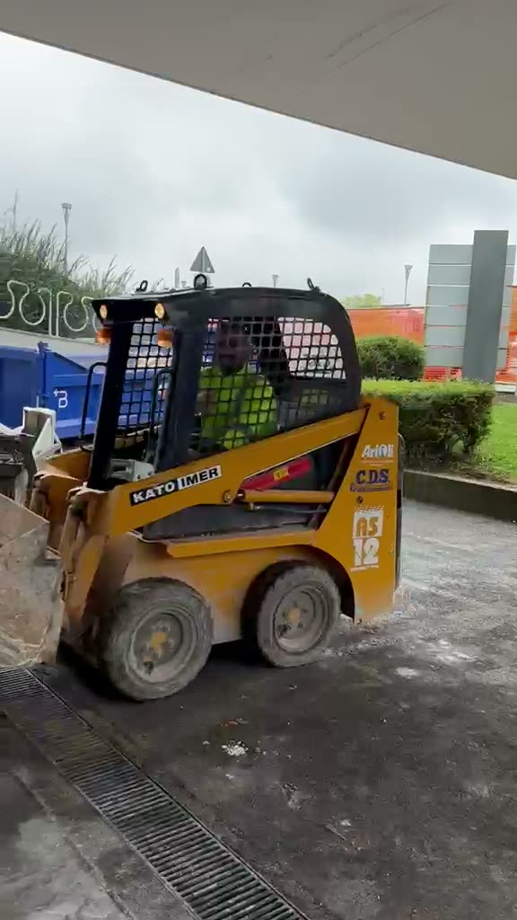 Minipala al lavoro in cantiere