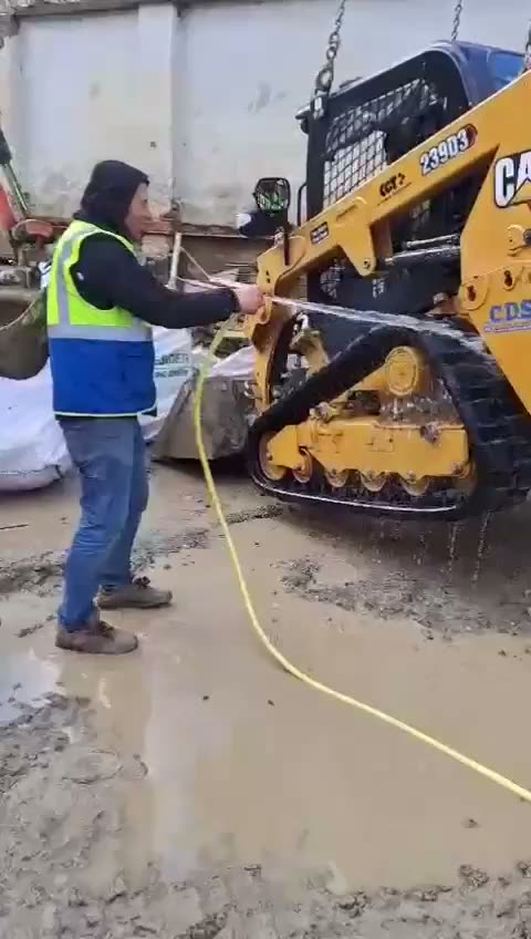 Lavaggio di una minipala cingolata CAT
