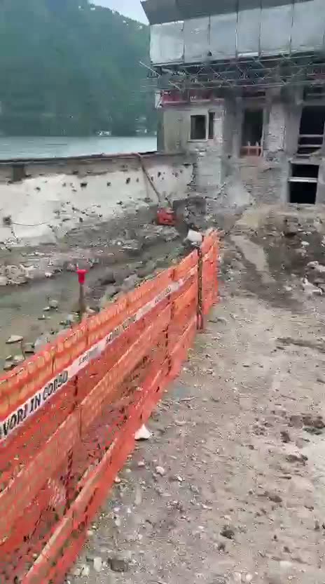 Cantiere di demolizione in riva al lago